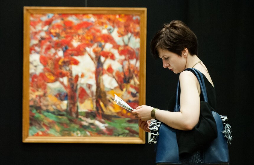 В галерее "Лорие" открылась выставка "Две столицы" 8 фото