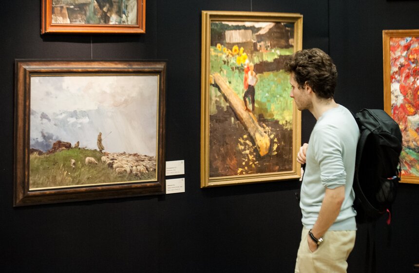 В галерее "Лорие" открылась выставка "Две столицы" 6 фото