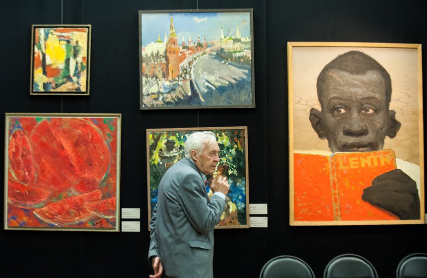 В галерее "Лорие" открылась выставка "Две столицы" 9 фото