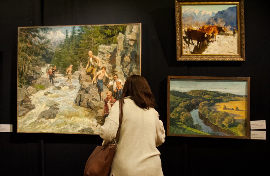 В галерее "Лорие" открылась выставка "Две столицы" 10 фото