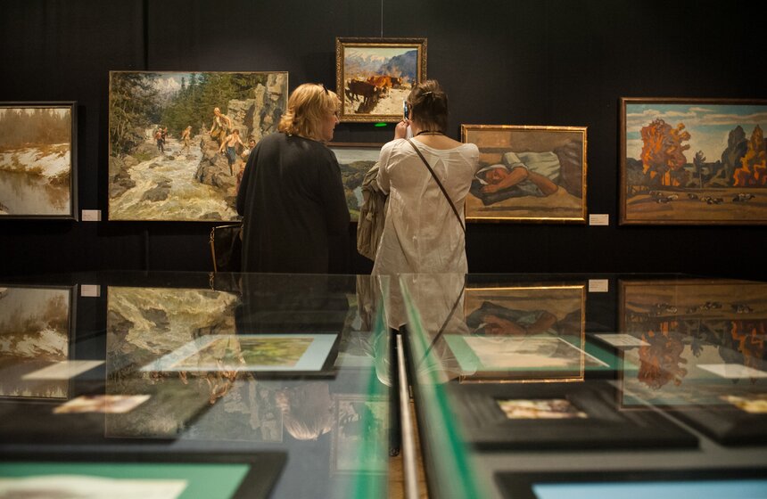 В галерее "Лорие" открылась выставка "Две столицы" 13 фото