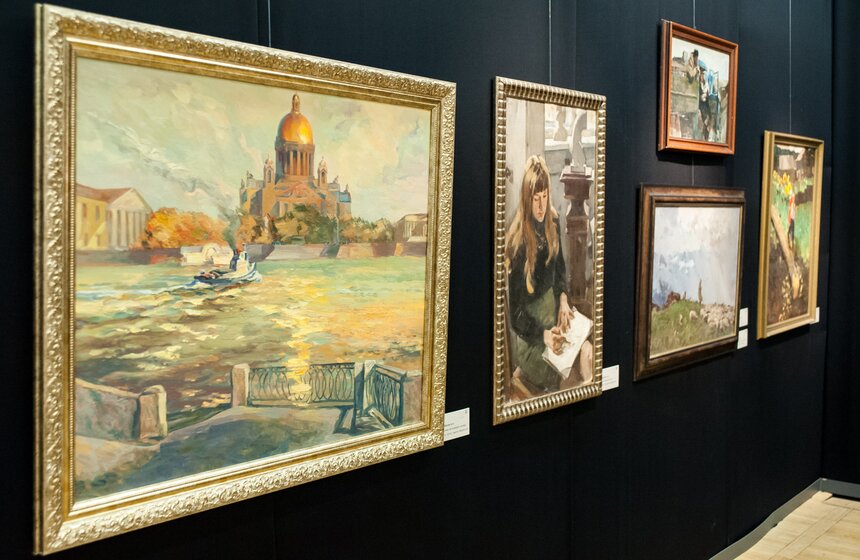 В галерее "Лорие" открылась выставка "Две столицы" 3 фото