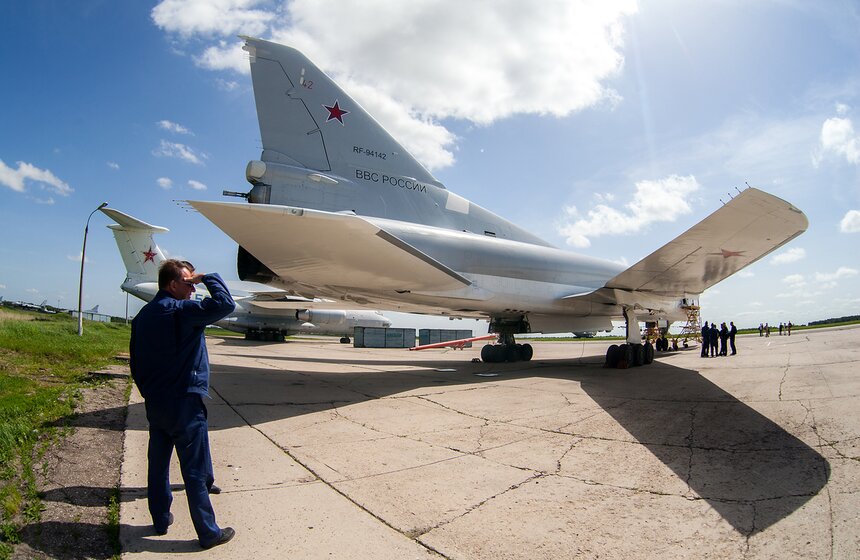 Самолеты Ту-22М3 и Ил-76 приняли участие в конкурсе "Авиадартс" 2 фото