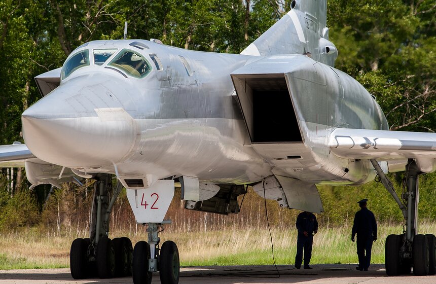 Самолеты Ту-22М3 и Ил-76 приняли участие в конкурсе "Авиадартс" 5 фото
