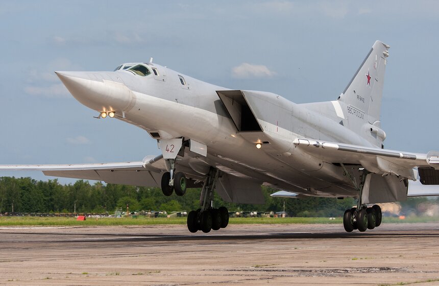 Самолеты Ту-22М3 и Ил-76 приняли участие в конкурсе "Авиадартс" 16 фото