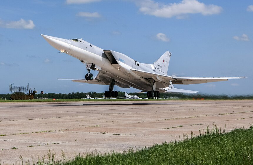 Самолеты Ту-22М3 и Ил-76 приняли участие в конкурсе "Авиадартс" 11 фото