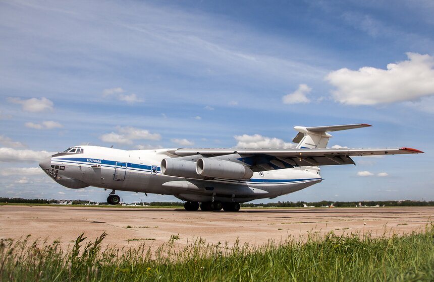 Самолеты Ту-22М3 и Ил-76 приняли участие в конкурсе "Авиадартс" 15 фото