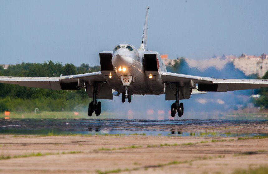 Самолеты Ту-22М3 и Ил-76 приняли участие в конкурсе "Авиадартс" 17 фото