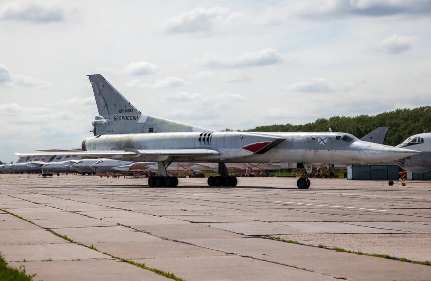 Самолеты Ту-22М3 и Ил-76 приняли участие в конкурсе "Авиадартс" 19 фото