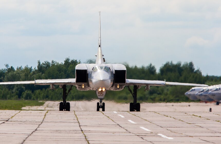 Самолеты Ту-22М3 и Ил-76 приняли участие в конкурсе "Авиадартс" 18 фото