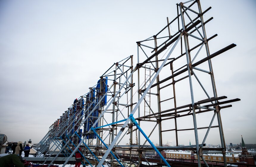 Демонтаж рекламы с крыши Российской государственной библиотеки 2 фото