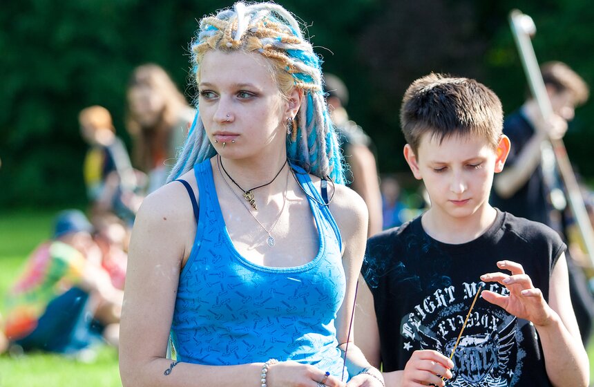 Дети солнца: в парке "Царицыно" прошел традиционный "хиппятник" 7 фото