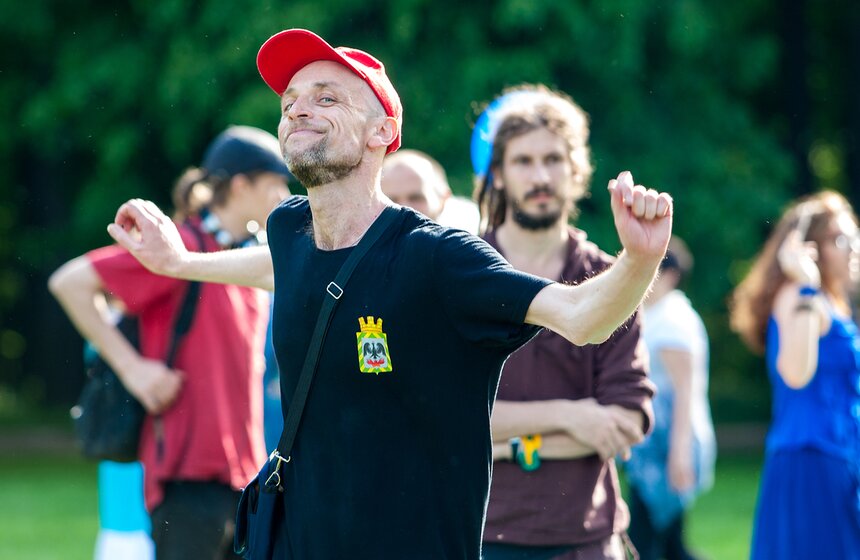 Дети солнца: в парке "Царицыно" прошел традиционный "хиппятник" 6 фото