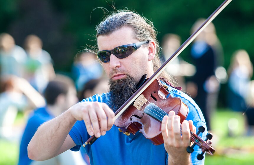 Дети солнца: в парке "Царицыно" прошел традиционный "хиппятник" 4 фото