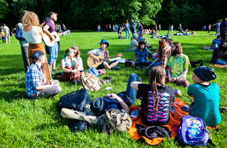 Дети солнца: в парке "Царицыно" прошел традиционный "хиппятник" 3 фото