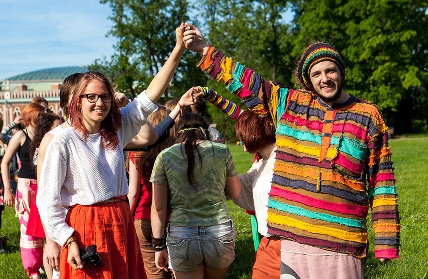 Дети солнца: в парке "Царицыно" прошел традиционный "хиппятник" 2 фото