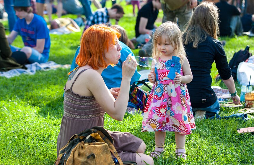 Дети солнца: в парке "Царицыно" прошел традиционный "хиппятник" 5 фото