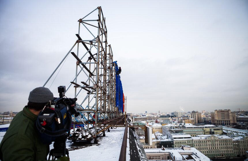 Демонтаж рекламы с крыши Российской государственной библиотеки 6 фото