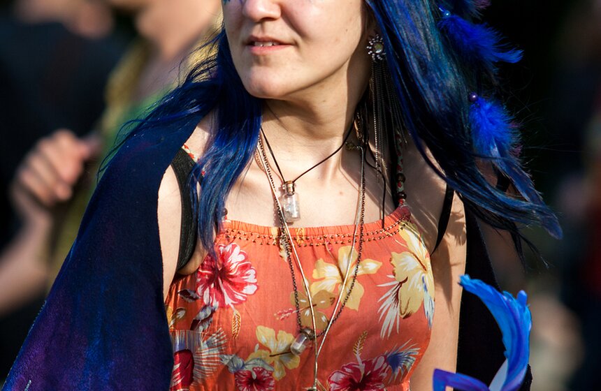 Дети солнца: в парке "Царицыно" прошел традиционный "хиппятник" 17 фото