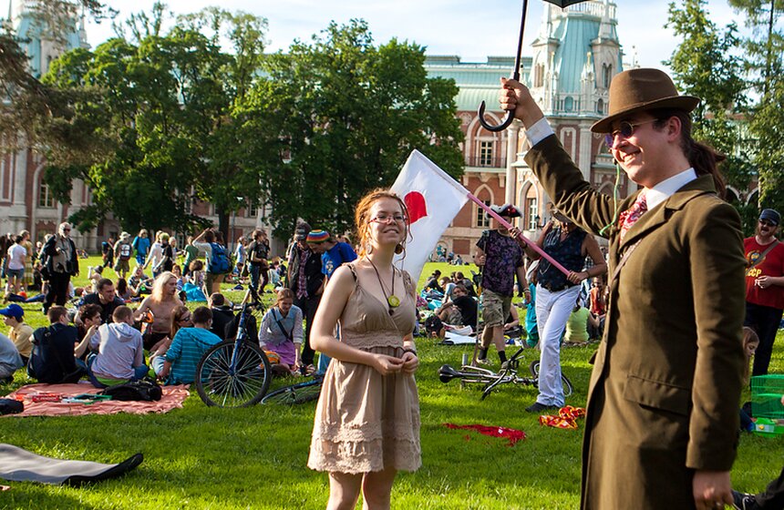 Дети солнца: в парке "Царицыно" прошел традиционный "хиппятник" 16 фото