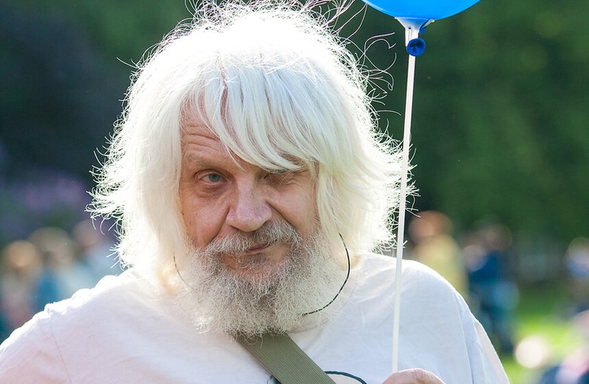 Дети солнца: в парке "Царицыно" прошел традиционный "хиппятник" 10 фото