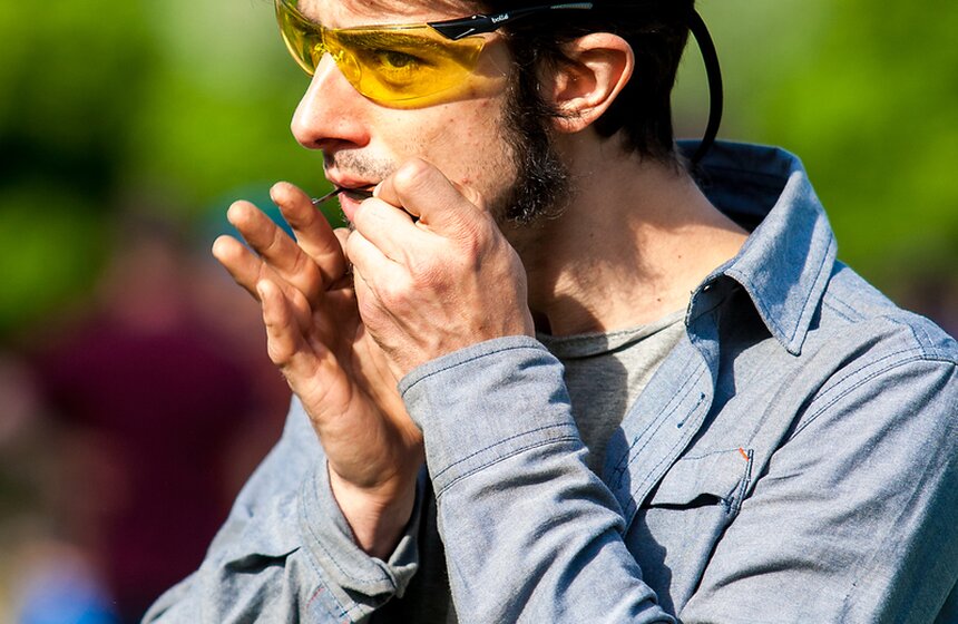 Дети солнца: в парке "Царицыно" прошел традиционный "хиппятник" 9 фото