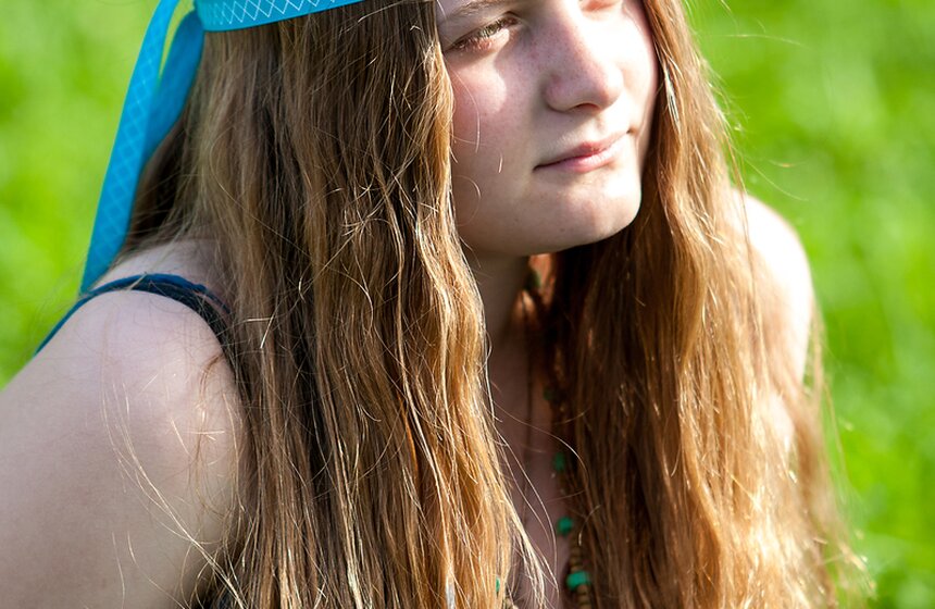 Дети солнца: в парке "Царицыно" прошел традиционный "хиппятник" 8 фото