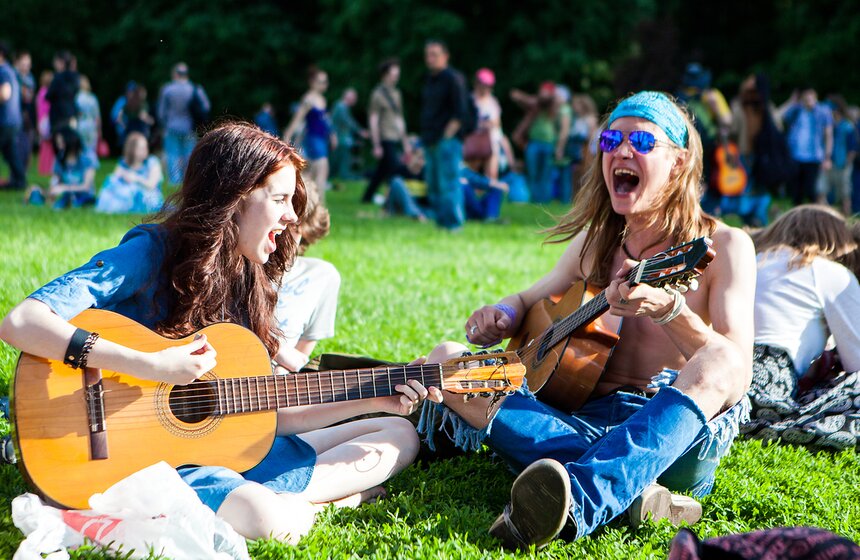 Дети солнца: в парке "Царицыно" прошел традиционный "хиппятник" 11 фото