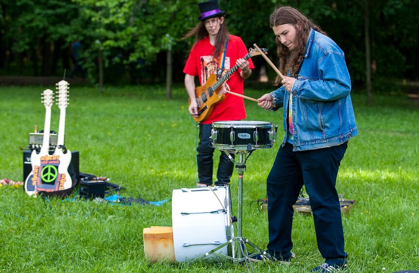 Дети солнца: в парке "Царицыно" прошел традиционный "хиппятник" 14 фото