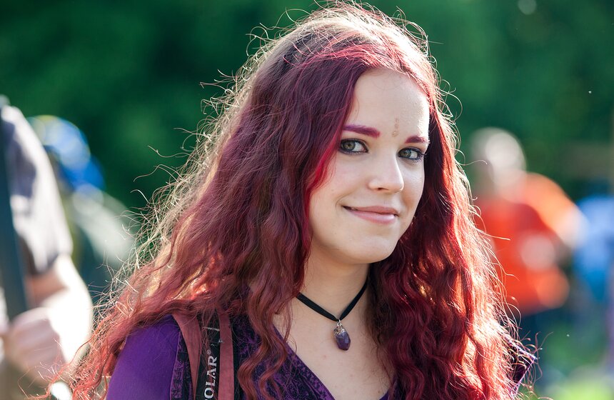 Дети солнца: в парке "Царицыно" прошел традиционный "хиппятник" 12 фото