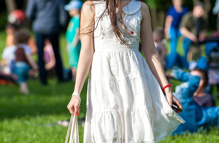 Дети солнца: в парке "Царицыно" прошел традиционный "хиппятник" 15 фото