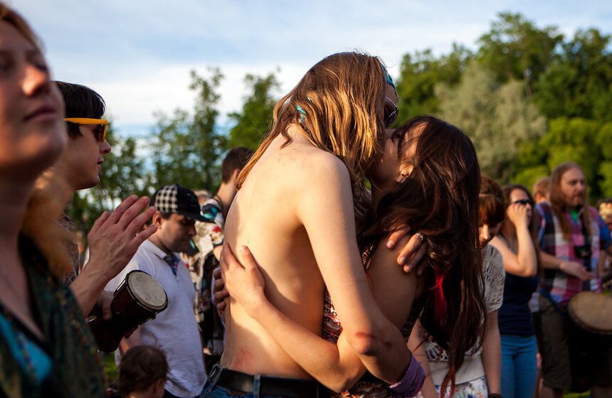 Дети солнца: в парке "Царицыно" прошел традиционный "хиппятник" 27 фото