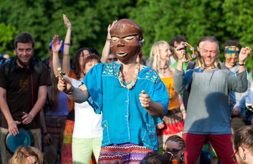 Дети солнца: в парке "Царицыно" прошел традиционный "хиппятник" 26 фото