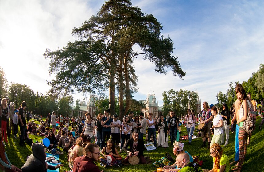 Дети солнца: в парке "Царицыно" прошел традиционный "хиппятник" 19 фото