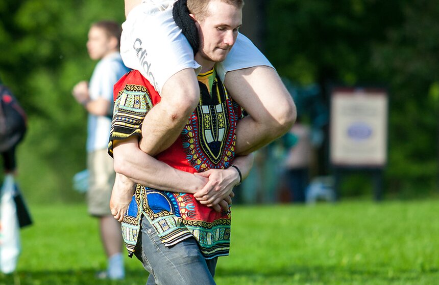 Дети солнца: в парке "Царицыно" прошел традиционный "хиппятник" 18 фото