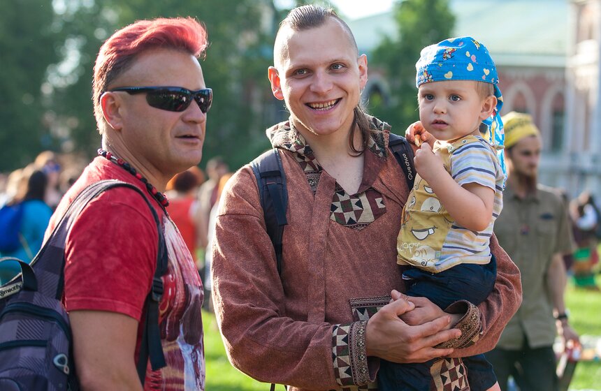 Дети солнца: в парке "Царицыно" прошел традиционный "хиппятник" 21 фото