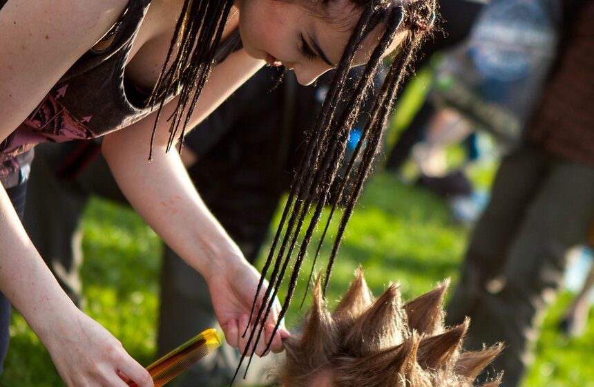 Дети солнца: в парке "Царицыно" прошел традиционный "хиппятник" 23 фото