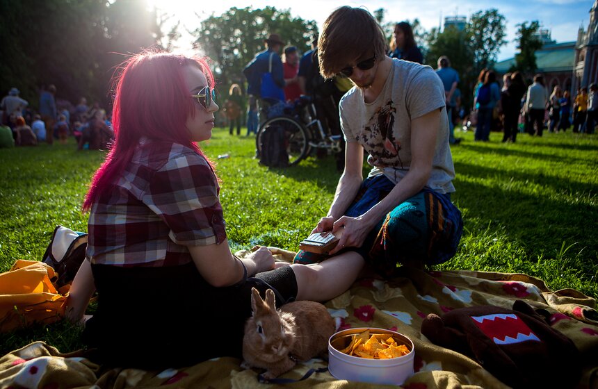 Дети солнца: в парке "Царицыно" прошел традиционный "хиппятник" 22 фото