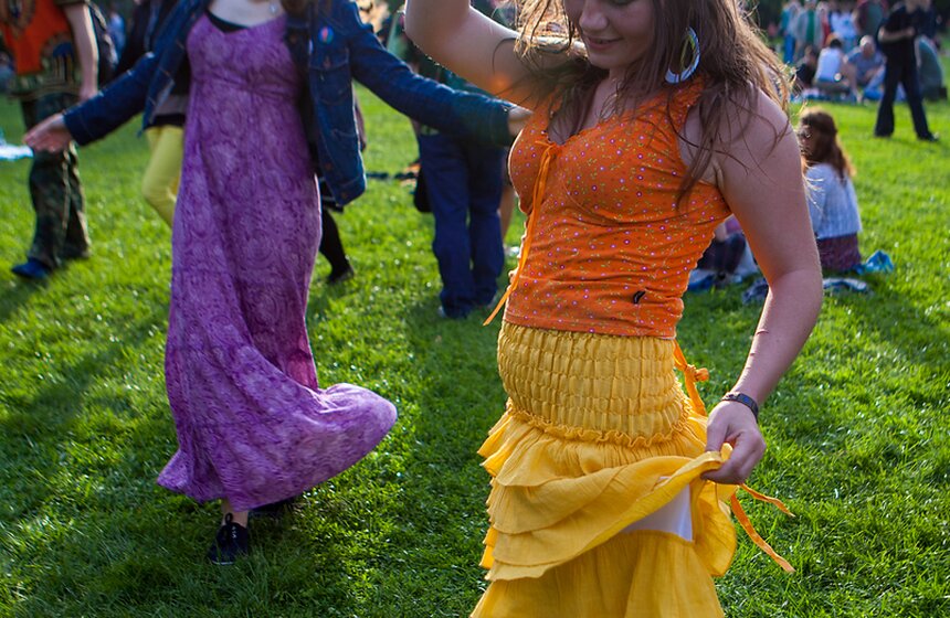 Дети солнца: в парке "Царицыно" прошел традиционный "хиппятник" 25 фото