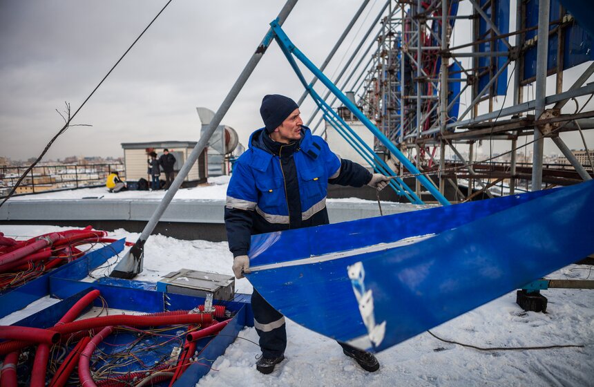 Демонтаж рекламы с крыши Российской государственной библиотеки 4 фото