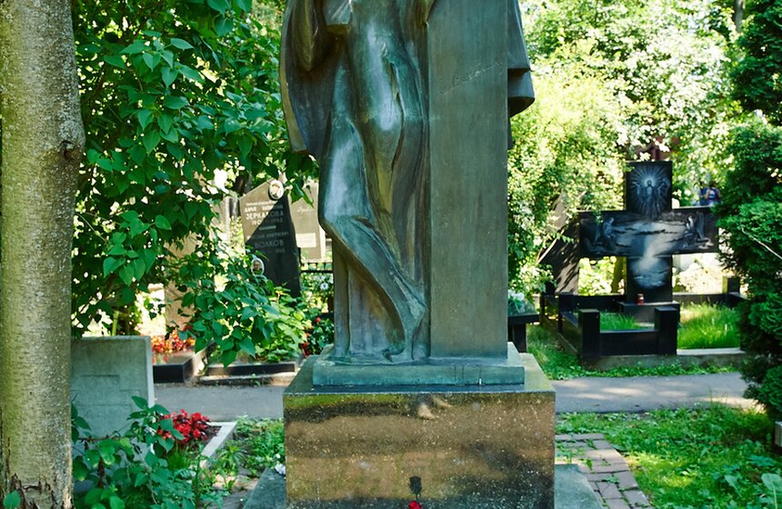 Основатель и руководитель 3-й студии МХТ Евгений Вахтангов умер от рака желудка в возрасте 39 лет. Абстрактная фигура в плаще без лица под капюшоном – так представил знаменитого театрального деятеля скульптор Олег Комов.