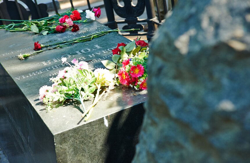 При перезахоронении Николая Гоголя, изначально погребенного в Даниловом монастыре, эксперты обнаружили, что череп автора "Мертвых душ" отсутствует. Кроме того, голова и тело писателя были повернуты набок. После этого поползли слухи, что Гоголя похоронили живым во время летаргического сна.