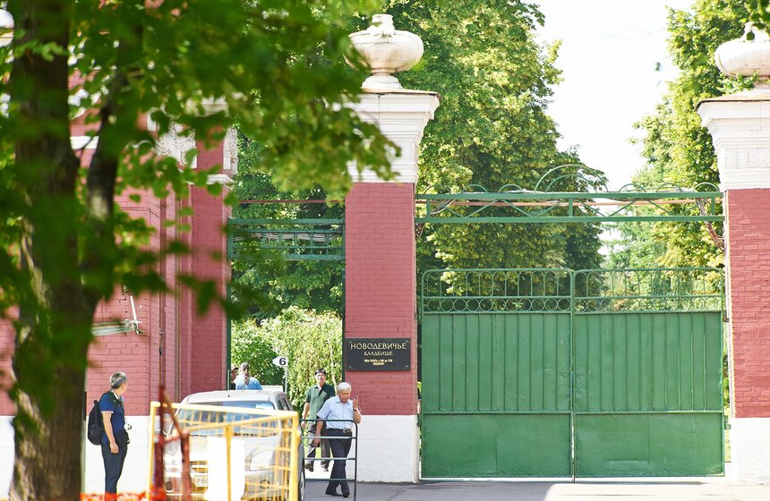 Захоронения на территории Новодевичьего монастыря возникли еще в XVI веке. К началу XX века свободного места в монастырском некрополе практически не осталось, и могилы начали появляться у южной стены монастыря.