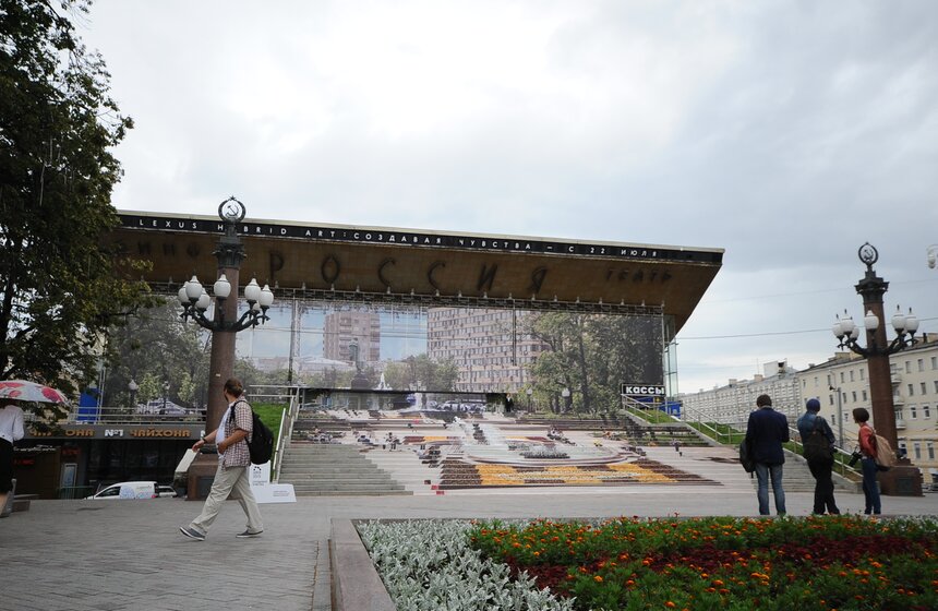 На Фасаде театра "Россия" появилась инсталляция Lexus Hybrid Art 2 фото