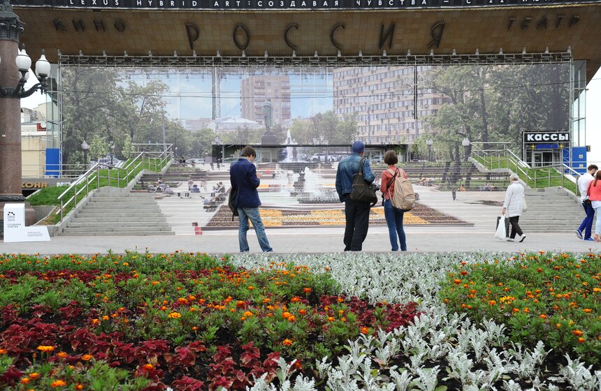 На Фасаде театра "Россия" появилась инсталляция Lexus Hybrid Art 3 фото