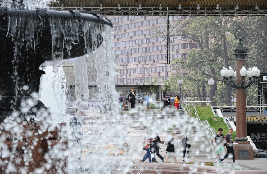 На Фасаде театра "Россия" появилась инсталляция Lexus Hybrid Art 5 фото