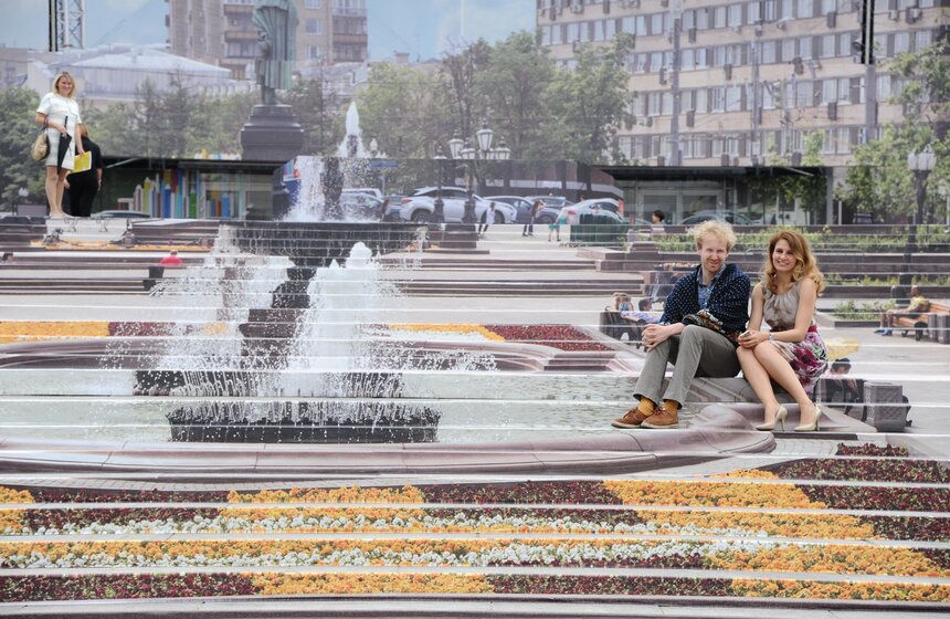 На Фасаде театра "Россия" появилась инсталляция Lexus Hybrid Art 9 фото