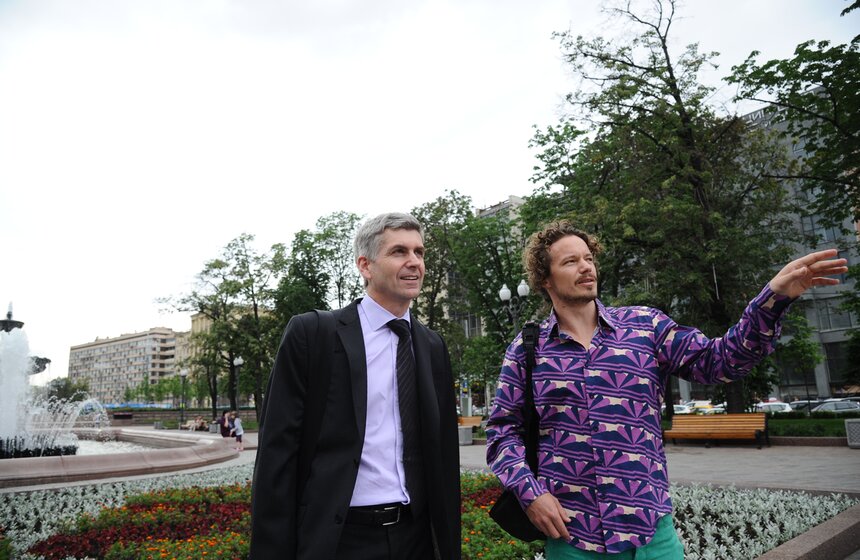 На Фасаде театра "Россия" появилась инсталляция Lexus Hybrid Art 8 фото