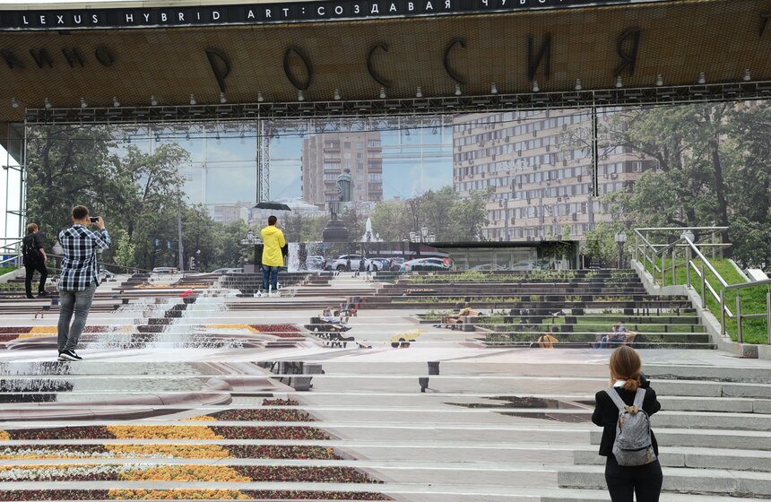 На Фасаде театра "Россия" появилась инсталляция Lexus Hybrid Art 12 фото