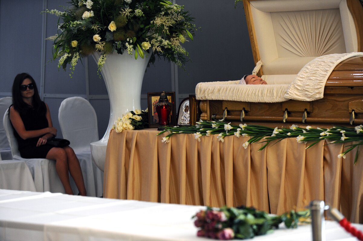 Фото похорон крокус сити. Похороны Фриске. Похороны Жанны Фриске в гробу.